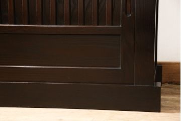 中古　美品　高級品!　国産工芸家具　南部箪笥　タモ材　重厚感ある佇まいの漆塗り重ね水屋箪笥(定価176万円)(食器棚、和風食器棚、収納棚、戸棚)(R-057699)