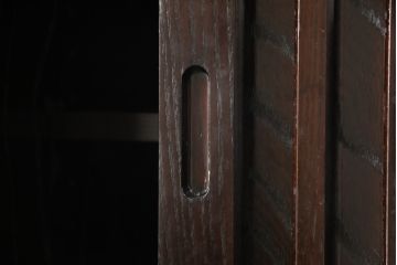 中古　美品　高級品!　国産工芸家具　南部箪笥　タモ材　重厚感ある佇まいの漆塗り水屋箪笥サイドボード(定価88万円)(食器棚、和風食器棚、収納棚、戸棚)(R-057700)