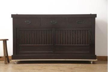 中古　美品　高級品!　国産工芸家具　南部箪笥　タモ材　重厚感ある佇まいの漆塗り水屋箪笥サイドボード(定価88万円)(食器棚、和風食器棚、収納棚、戸棚)(R-057701)