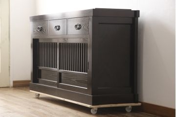 中古　美品　高級品!　国産工芸家具　南部箪笥　タモ材　重厚感ある佇まいの漆塗り水屋箪笥サイドボード(定価88万円)(食器棚、和風食器棚、収納棚、戸棚)(R-057701)