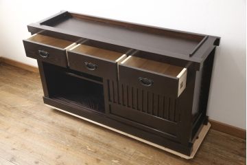 中古　美品　高級品!　国産工芸家具　南部箪笥　タモ材　重厚感ある佇まいの漆塗り水屋箪笥サイドボード(定価88万円)(食器棚、和風食器棚、収納棚、戸棚)(R-057701)