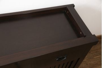 中古　美品　高級品!　国産工芸家具　南部箪笥　タモ材　重厚感ある佇まいの漆塗り水屋箪笥サイドボード(定価88万円)(食器棚、和風食器棚、収納棚、戸棚)(R-057701)