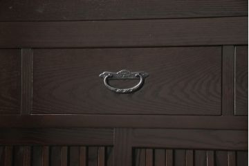 中古　美品　高級品!　国産工芸家具　南部箪笥　タモ材　重厚感ある佇まいの漆塗り水屋箪笥サイドボード(定価88万円)(食器棚、和風食器棚、収納棚、戸棚)(R-057701)