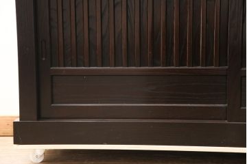 中古　美品　高級品!　国産工芸家具　南部箪笥　タモ材　重厚感ある佇まいの漆塗り水屋箪笥サイドボード(定価88万円)(食器棚、和風食器棚、収納棚、戸棚)(R-057701)