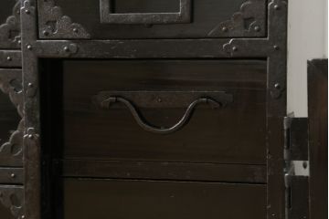 和製アンティーク　美品　秋田　黒漆塗りが艶やかで美しい小箪笥(収納箪笥、サイドチェスト、時代箪笥、引き出し)(R-057706)