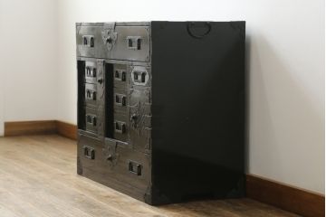 和製アンティーク　美品　秋田　黒漆塗りが艶やかで美しい小箪笥(収納箪笥、サイドチェスト、時代箪笥、引き出し)(R-057706)