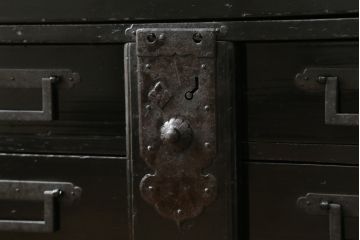 和製アンティーク　美品　秋田　黒漆塗りが艶やかで美しい小箪笥(収納箪笥、サイドチェスト、時代箪笥、引き出し)(R-057706)