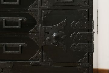 和製アンティーク　美品　秋田　黒漆塗りが艶やかで美しい小箪笥(収納箪笥、サイドチェスト、時代箪笥、引き出し)(R-057706)