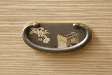 中古　渋い色合いの金具が粋な雰囲気を醸し出す加茂総桐帯箪笥(並厚、総桐たんす、着物箪笥、衣装箪笥、整理タンス)(R-057707)