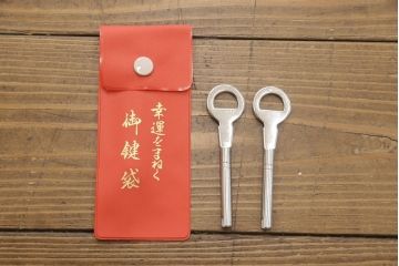 中古　渋い色合いの金具が粋な雰囲気を醸し出す加茂総桐帯箪笥(並厚、総桐たんす、着物箪笥、衣装箪笥、整理タンス)(R-057707)