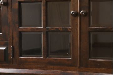 中古　北海道民芸家具　クラシカルな雰囲気が魅力!落ち着きのある空間づくりにおすすめのサイドボード(サイドキャビネット、収納棚、リビングボード)(R-057711)