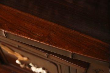 和製ビンテージ　高級品　彫刻飾り付き　唐木　花梨(カリン)　雅やかな彫の意匠が見事なサイドボード(茶棚、飾り棚、収納棚、戸棚、ヴィンテージ)(R-057712)