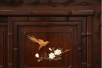 和製ビンテージ　高級品　彫刻飾り付き　唐木　花梨(カリン)　雅やかな彫の意匠が見事なサイドボード(茶棚、飾り棚、収納棚、戸棚、ヴィンテージ)(R-057712)