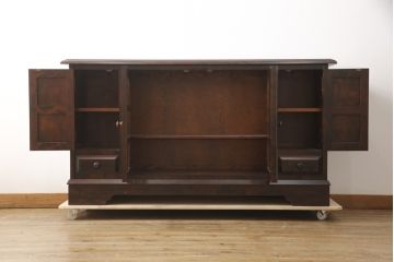 中古　北海道民芸家具　クラシカルな雰囲気が魅力!落ち着きのある空間づくりにおすすめのサイドボード(サイドキャビネット、収納棚、リビングボード)(R-057714)