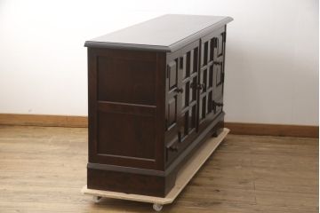 中古　北海道民芸家具　クラシカルな雰囲気が魅力!落ち着きのある空間づくりにおすすめのサイドボード(サイドキャビネット、収納棚、リビングボード)(R-057714)