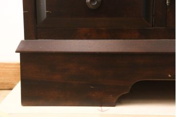 中古　北海道民芸家具　クラシカルな雰囲気が魅力!落ち着きのある空間づくりにおすすめのサイドボード(サイドキャビネット、収納棚、リビングボード)(R-057714)