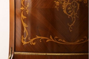 中古　高級　スペイン家具　象嵌　マホガニー材　繊細で華やかな装飾が気品溢れるコーナーキャビネット(ショーケース、飾り棚、収納棚)(R-057715)