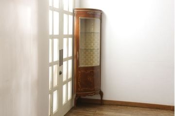 中古　高級　スペイン家具　象嵌　マホガニー材　繊細で華やかな装飾が気品溢れるコーナーキャビネット(ショーケース、飾り棚、収納棚)(R-057715)