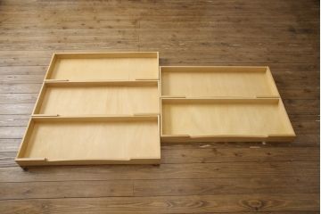 中古　北海道民芸家具　天板・脚(台輪)付きリメイク　落ち着きのある上品な佇まいが魅力の衣装盆付きのローボード(引き出し、チェスト、リビングボード、テレビ台、テレビボード、着物箪笥)(R-057717)