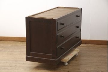 中古　北海道民芸家具　天板リメイク　直線的な佇まいがシックな印象のチェスト(テレビボード、テレビ台、リビングボード、引き出し)(R-057718)