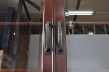 中古　二本松工藝館　田中家具　台輪・脚付きリメイク　重厚感ある佇まいが魅力的な水屋箪笥キャビネット(食器棚、戸棚、収納棚、飾り棚)(R-057729)