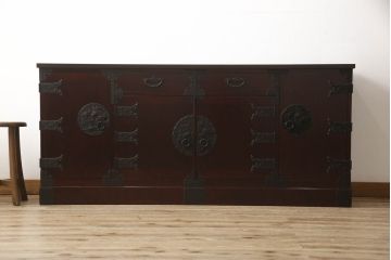 中古　二本松工藝館　田中家具　天板リメイク　重厚感ある佇まいが魅力的な水屋箪笥サイドボード(リビングボード、戸棚、収納棚)(R-057730)