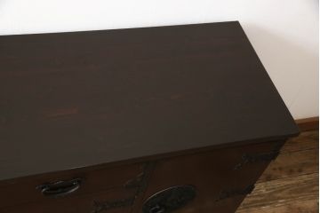 中古　二本松工藝館　田中家具　天板リメイク　重厚感ある佇まいが魅力的な水屋箪笥サイドボード(リビングボード、戸棚、収納棚)(R-057730)