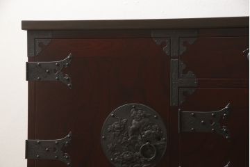 中古　二本松工藝館　田中家具　天板リメイク　重厚感ある佇まいが魅力的な水屋箪笥サイドボード(リビングボード、戸棚、収納棚)(R-057730)