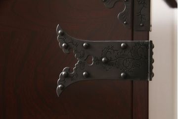 中古　二本松工藝館　田中家具　天板リメイク　重厚感ある佇まいが魅力的な水屋箪笥サイドボード(リビングボード、戸棚、収納棚)(R-057730)