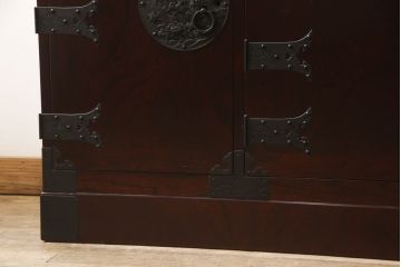 中古　二本松工藝館　田中家具　天板リメイク　重厚感ある佇まいが魅力的な水屋箪笥サイドボード(リビングボード、戸棚、収納棚)(R-057730)