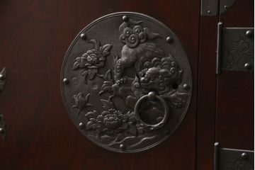 中古　二本松工藝館　田中家具　天板リメイク　重厚感ある佇まいが魅力的な水屋箪笥サイドボード(リビングボード、戸棚、収納棚)(R-057730)