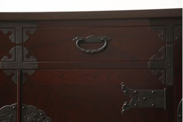 中古　二本松工藝館　田中家具　天板リメイク　重厚感ある佇まいが魅力的な水屋箪笥サイドボード(リビングボード、戸棚、収納棚)(R-057730)