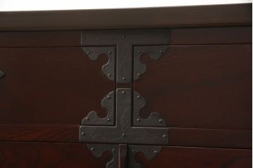 中古　二本松工藝館　田中家具　天板リメイク　重厚感ある佇まいが魅力的な水屋箪笥サイドボード(リビングボード、戸棚、収納棚)(R-057730)