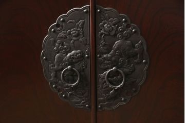中古　二本松工藝館　田中家具　天板リメイク　重厚感ある佇まいが魅力的な水屋箪笥サイドボード(リビングボード、戸棚、収納棚)(R-057730)