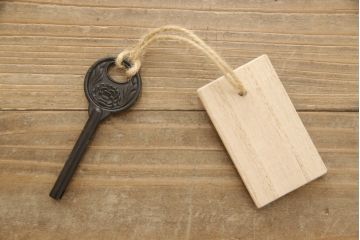 中古　二本松工藝館　田中家具　天板リメイク　重厚感ある佇まいが魅力的な水屋箪笥サイドボード(リビングボード、戸棚、収納棚)(R-057730)