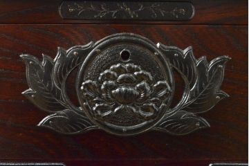 中古　美品　岩谷堂箪笥　厚みのある金具が立派な威厳のある車箪笥(小箪笥、チェスト、引き出し)(R-057736)