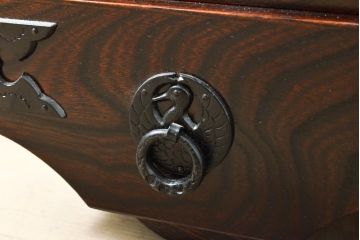 中古　美品　岩谷堂箪笥　厚みのある金具が立派な威厳のある車箪笥(小箪笥、チェスト、引き出し)(R-057736)