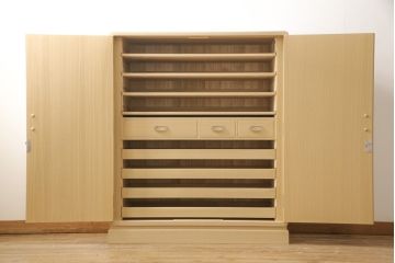 中古　美品　桐屋田中　伝統工芸士・皆川繁久作　板盆付き　小振りなサイズでお部屋に取り入れやすい、品の良さを感じさせる加茂総桐箪笥(胴厚、四方丸)(総桐たんす、和タンス、衣装箪笥、着物箪笥)(R-057738)