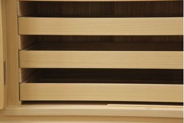 中古　美品　桐屋田中　伝統工芸士・皆川繁久作　板盆付き　小振りなサイズでお部屋に取り入れやすい、品の良さを感じさせる加茂総桐箪笥(胴厚、四方丸)(総桐たんす、和タンス、衣装箪笥、着物箪笥)(R-057738)