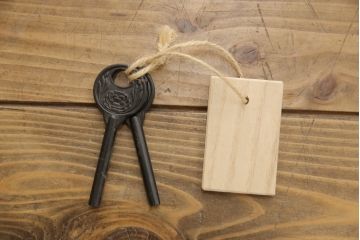 中古　美品　桐屋田中　伝統工芸士・皆川繁久作　板盆付き　小振りなサイズでお部屋に取り入れやすい、品の良さを感じさせる加茂総桐箪笥(胴厚、四方丸)(総桐たんす、和タンス、衣装箪笥、着物箪笥)(R-057738)