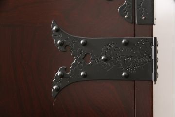 中古　美品　二本松伝統家具　田中家具　民芸箪笥　欅(ケヤキ)材の美しい木目が堪能できる上質な二本松欅下駄箱(サイドボード、飾り棚、収納棚、戸棚、サイドキャビネット)(R-057740)