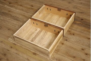 中古　美品　岩谷堂箪笥　お部屋に取り入れやすいスリムなキャビネット(ブックケース、本箱、収納棚、飾り棚、縦型箪笥、引き出し)(R-057741)