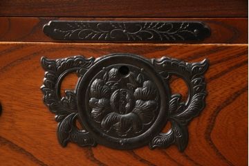 中古　美品　岩谷堂箪笥　お部屋に取り入れやすいスリムなキャビネット(ブックケース、本箱、収納棚、飾り棚、縦型箪笥、引き出し)(R-057741)