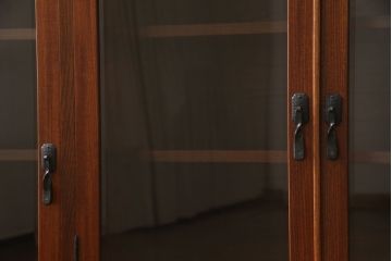 中古　美品　伝統民芸家具　岩谷堂箪笥　金具の細やかなデザインが美しいサイドボード(収納棚、戸棚、飾り棚、食器棚、サイドキャビネット)(R-057742)
