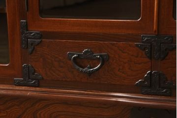 中古　美品　伝統民芸家具　岩谷堂箪笥　金具の細やかなデザインが美しいサイドボード(収納棚、戸棚、飾り棚、食器棚、サイドキャビネット)(R-057742)