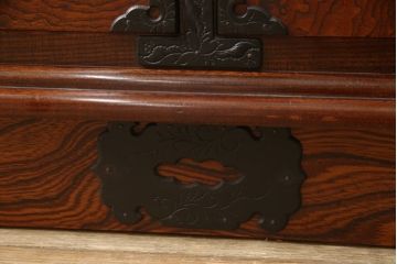 中古　美品　伝統民芸家具　岩谷堂箪笥　金具の細やかなデザインが美しいサイドボード(収納棚、戸棚、飾り棚、食器棚、サイドキャビネット)(R-057742)