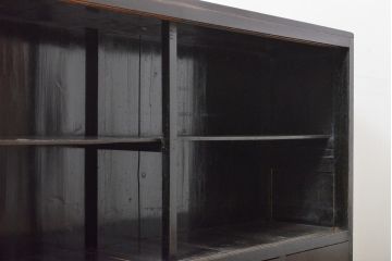 和製アンティーク　大正昭和初期　薄型　黒塗りにゴールドの金具が粋な雰囲気を醸し出す収納棚(戸棚、サイドボード、サイドキャビネット)(R-057744)