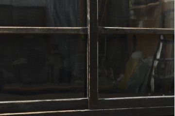 和製アンティーク　大正昭和初期　薄型　黒塗りにゴールドの金具が粋な雰囲気を醸し出す収納棚(戸棚、サイドボード、サイドキャビネット)(R-057744)