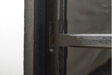 和製アンティーク　大正昭和初期　薄型　黒塗りにゴールドの金具が粋な雰囲気を醸し出す収納棚(戸棚、サイドボード、サイドキャビネット)(R-057744)