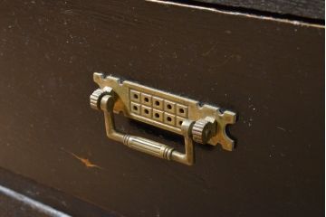 和製アンティーク　大正昭和初期　薄型　黒塗りにゴールドの金具が粋な雰囲気を醸し出す収納棚(戸棚、サイドボード、サイドキャビネット)(R-057744)